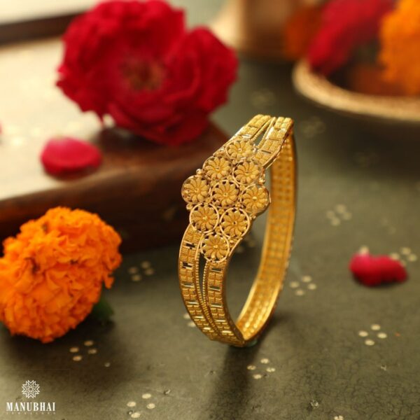 Light weight gold bangle