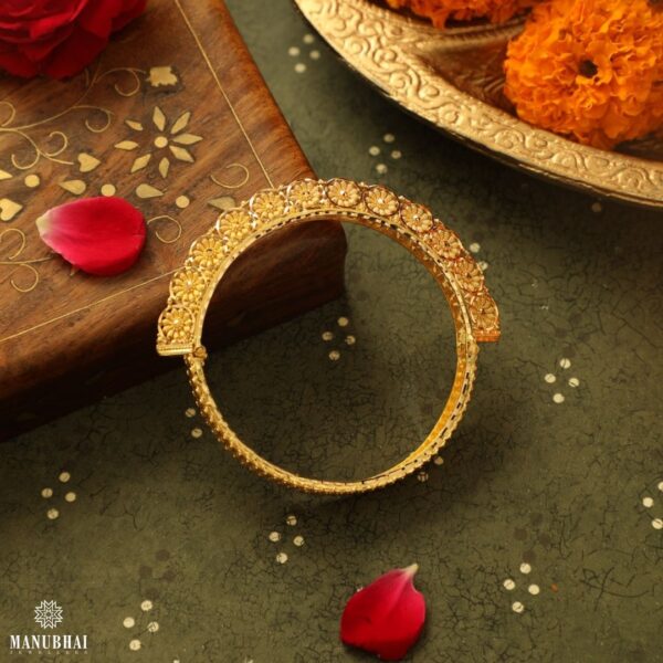 Light weight gold bangle