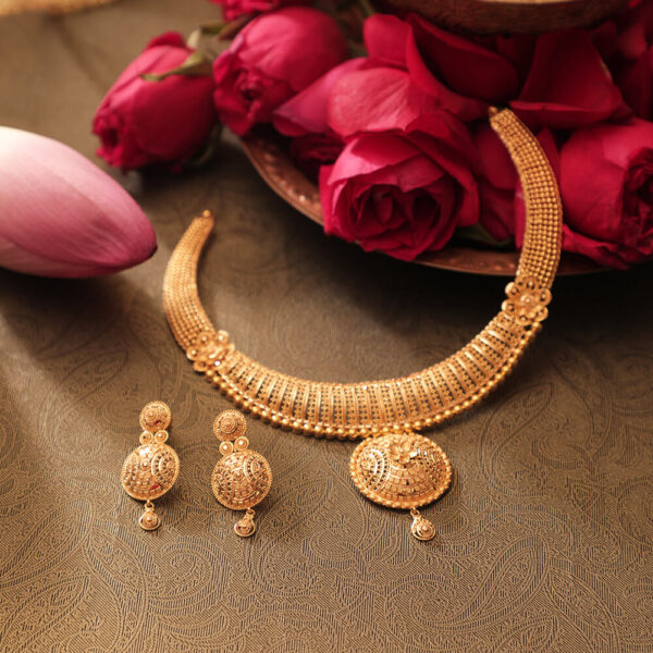 Broad Detailed Chain Circle Pendant Gold NEcklace set