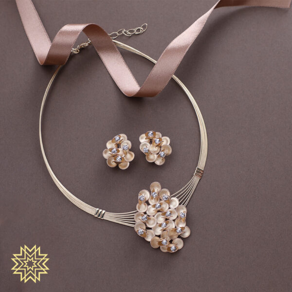 Classic Floral Designed Gold Pendant Choker Necklace Set