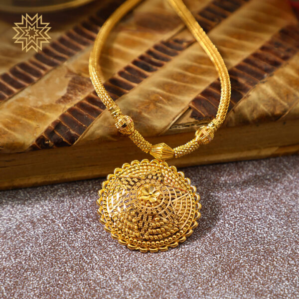 Thick Chain Detailed Circular Gold Pendant Necklace Set