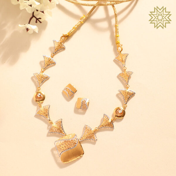 Detailed Diamond Pendant Gold Necklace Set