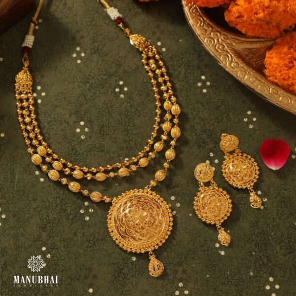 Detailed Circle Pendant Gold Necklace Set