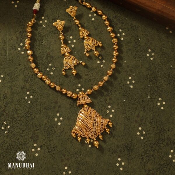 Yellow Gold Mani Design Necklace Set