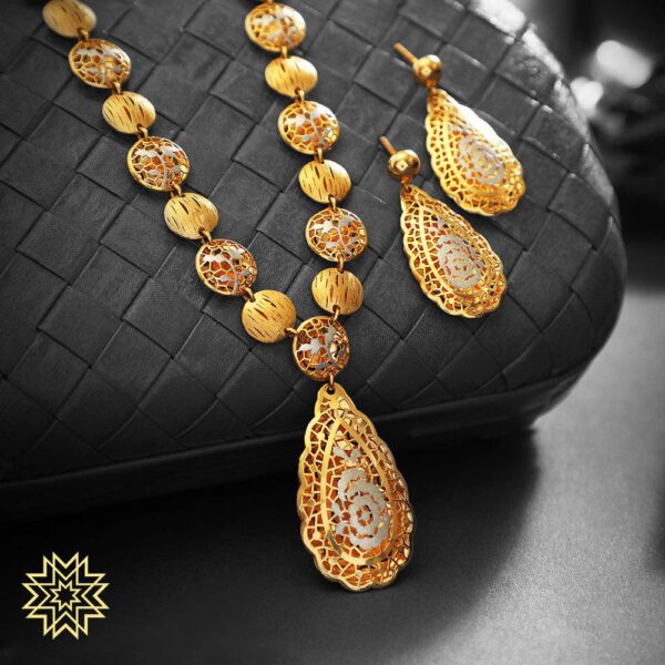 Elegant Gold Necklace Set