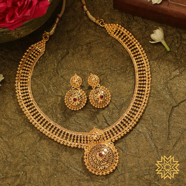 Broad Mani Detailed High Neck Gold Necklace with Detailed Pendant