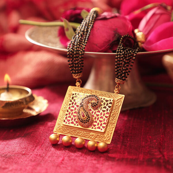Center Leaf Detailed Gold Square Pendant Mangalsutra