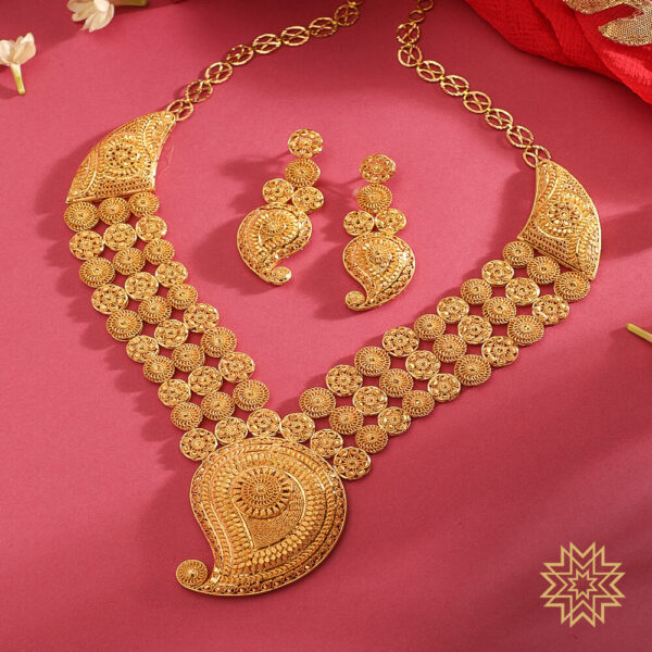 Detailed 3 line broad leaf pendant Gold Necklace
