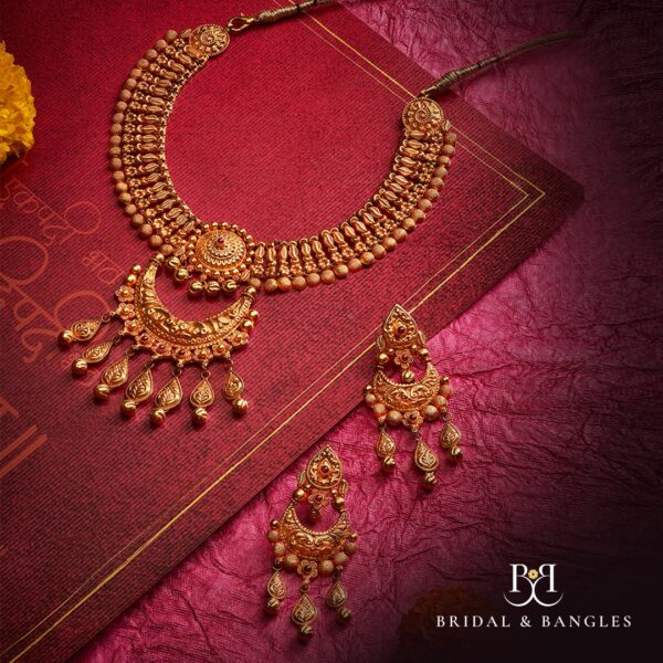 Traditional Yellow Close to neck Gold Necklace Set