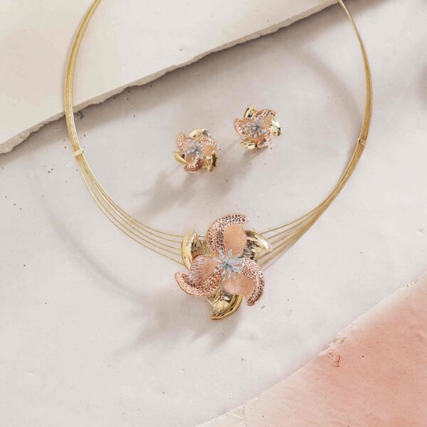 Minimal 22K Floral Pendant Gold Necklace Set