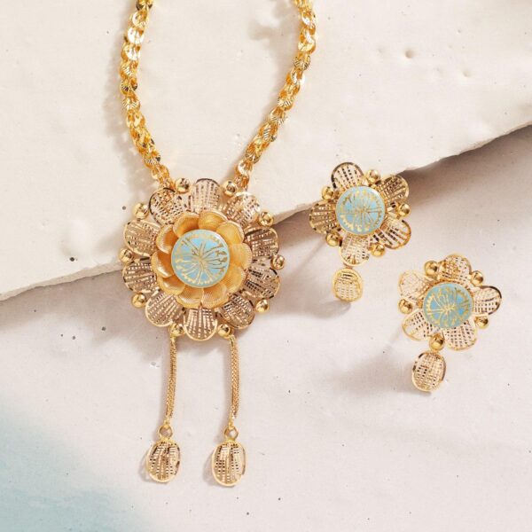Elegant Gold Flower Pendant Necklace Set