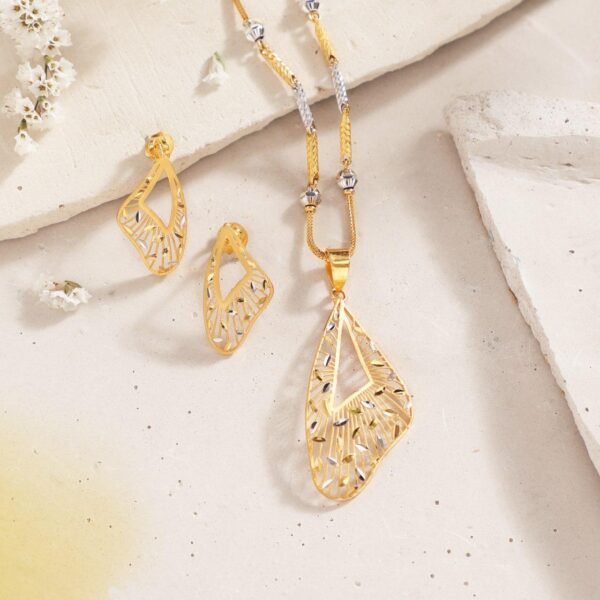Light weight gold pendant set