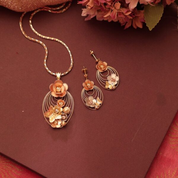 Light weight gold pendant