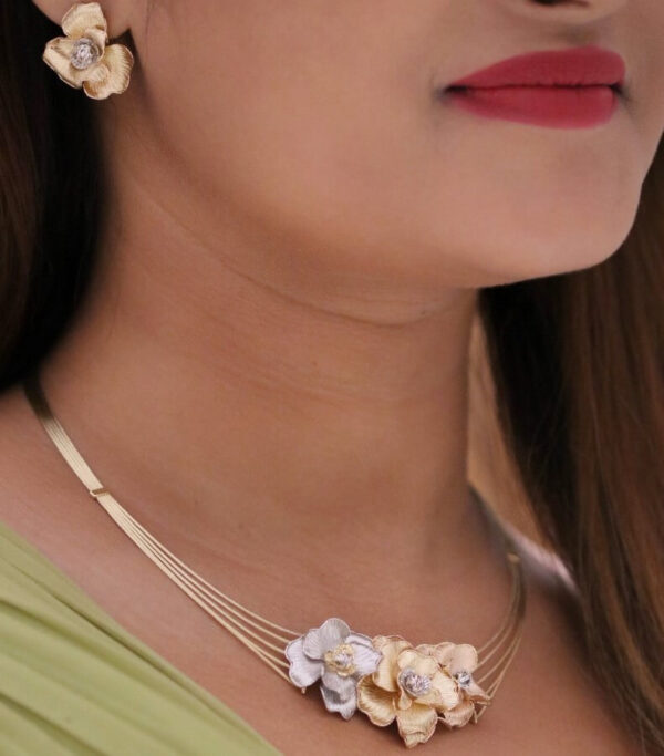 Delicate Side Floral Pendant 18k Gold Necklave Set