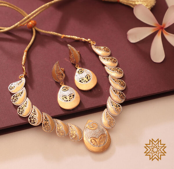 Leaf Pendant Detailed Fancy Gold Necklace Set