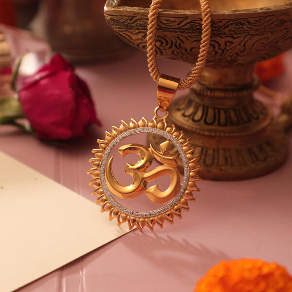 Light weight gold pendant