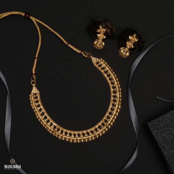 Modern Minimalist Design Gold Choker Necklace Set