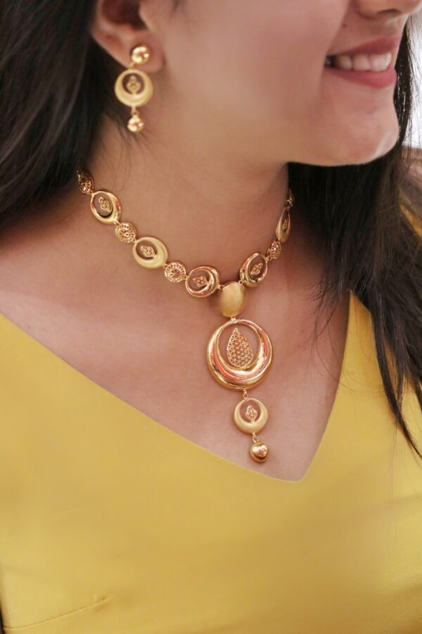 Pretty High Neck Gold Necklace Set