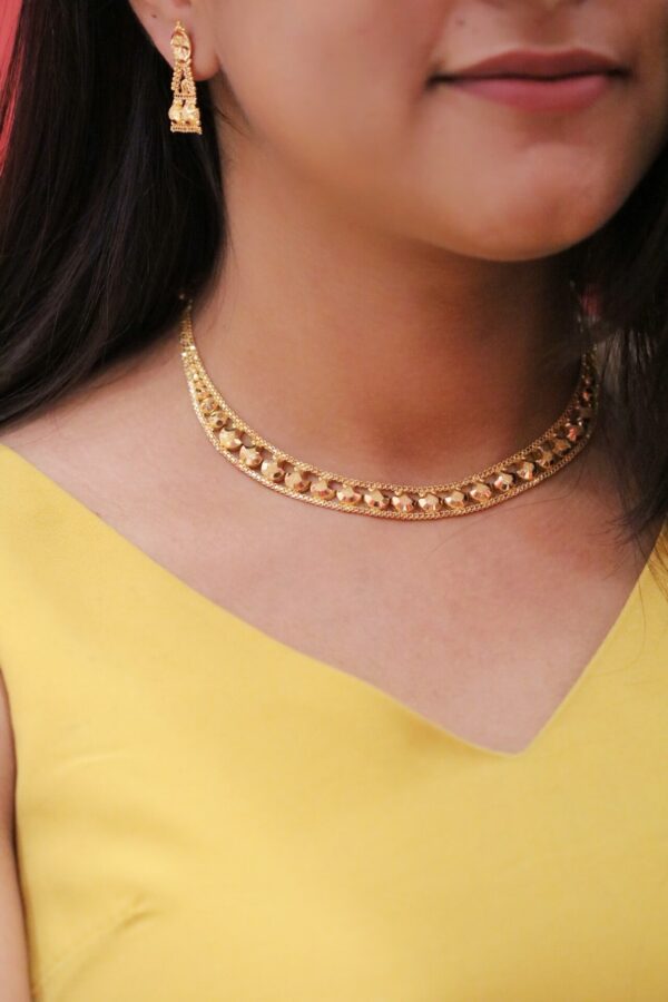 Small and Simple Detailed Minimalist Gold Choker Necklace Set