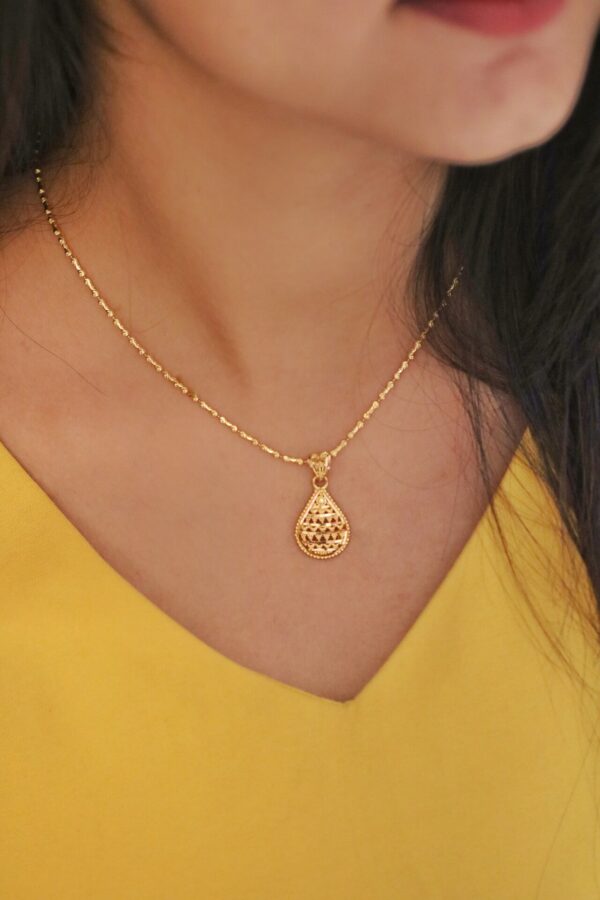 Light weight gold pendant