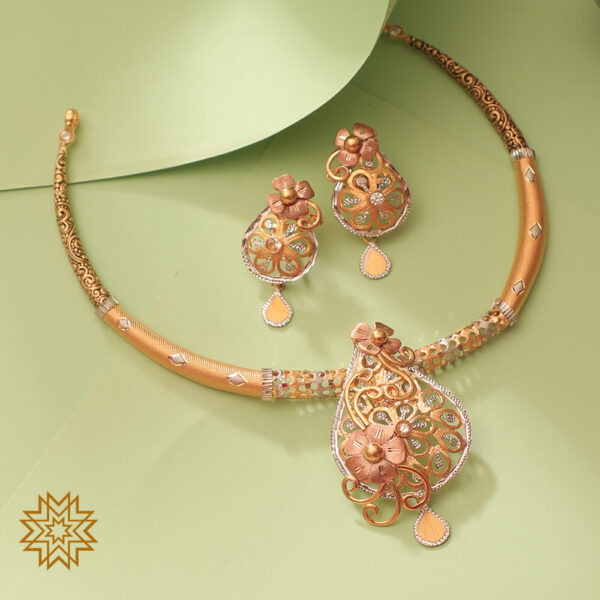 Stiff Chain Gold Necklace Set with Detailed Droplet Pendant