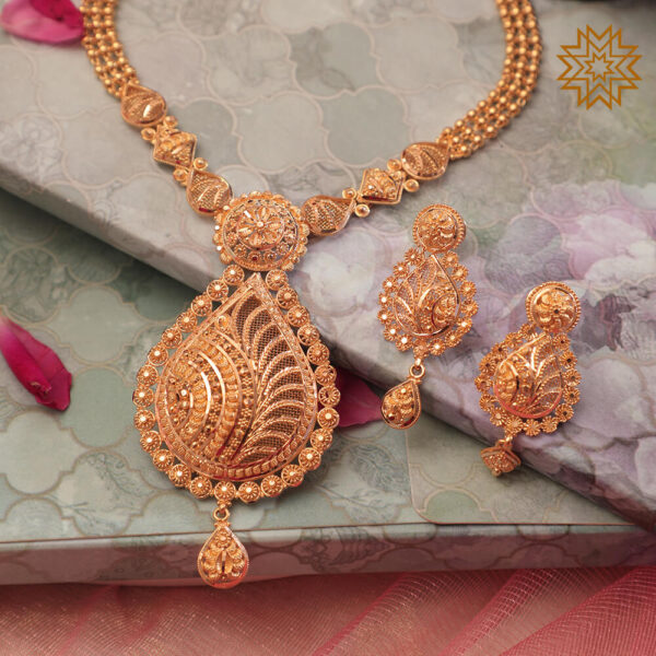 Traditional Extreme Detailed Gold Necklace Set with Droplet Pendant