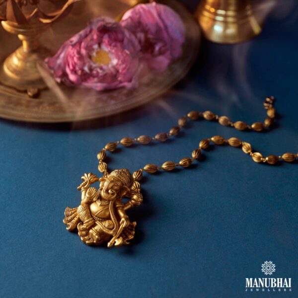 Light weight gold pendant