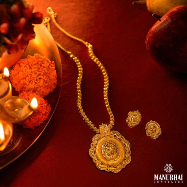 Light weight gold pendant set
