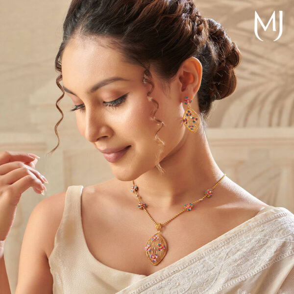 Light weight gold pendant set