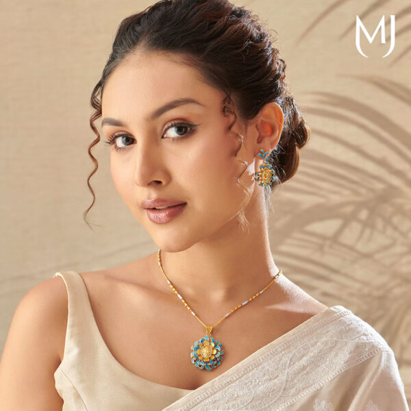 Gold pendant set
