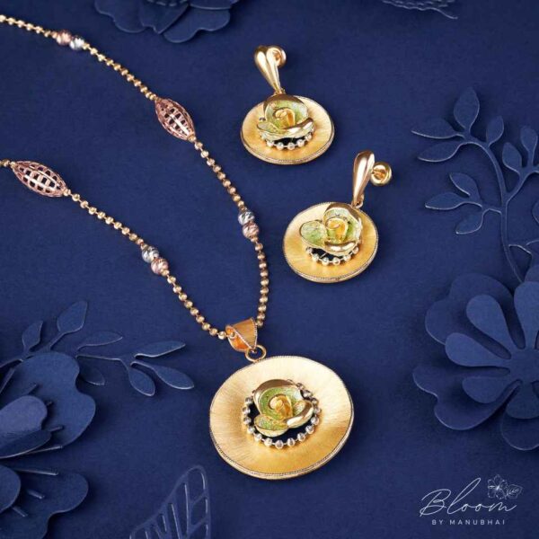 Light weight gold pendant set