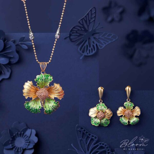 Light weight gold pendant set