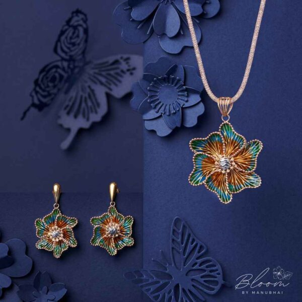 Light weight gold pendant set