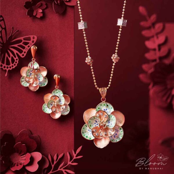 Light weight gold pendant set