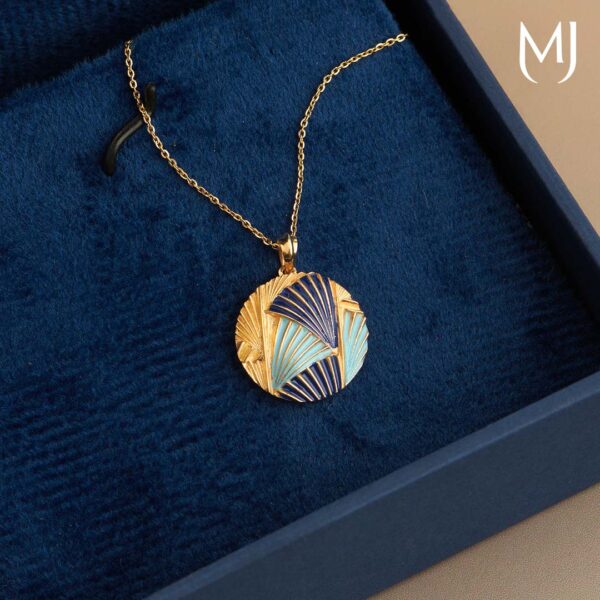 Light weight gold pendant