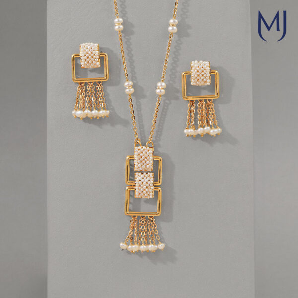 Gold pendant set