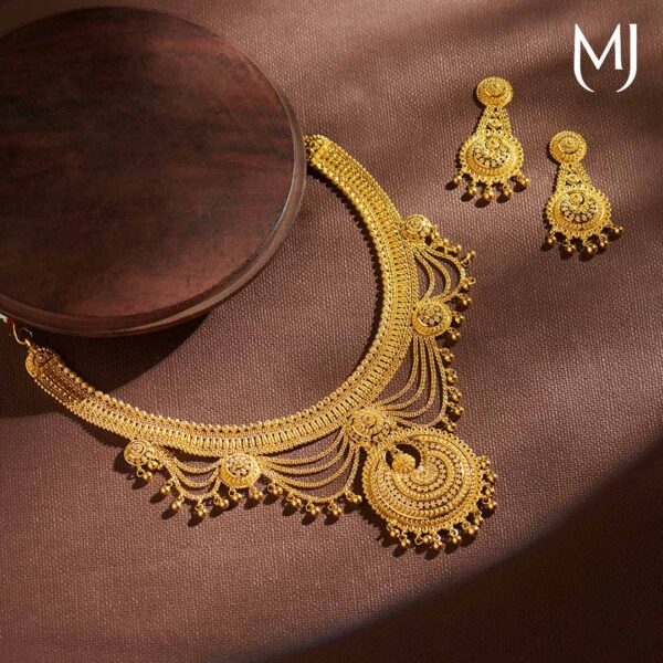 Gold necklace set