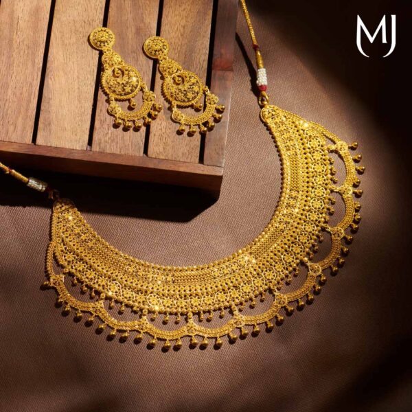 Gold necklace set