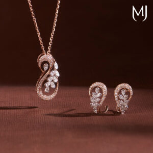 Light weight diamond pendant set