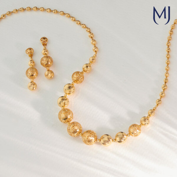 Gold necklace set