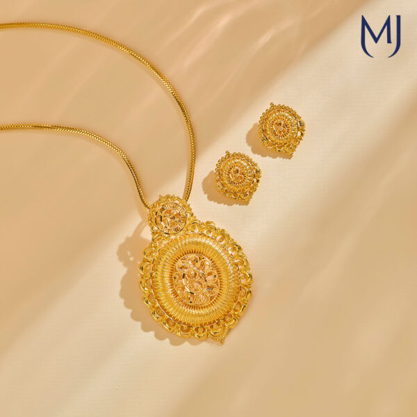 Gold pendant set