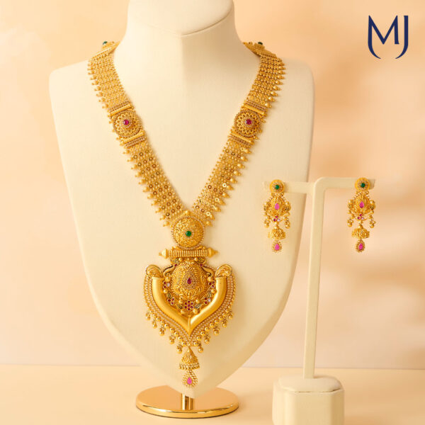 Gold necklace set