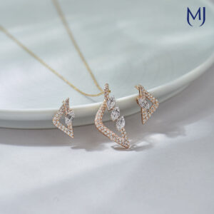 Light weight diamond pendant set