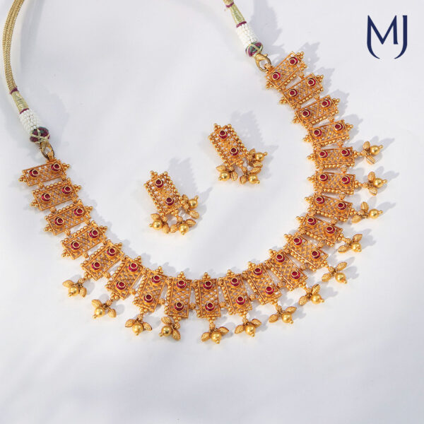 Gold necklace set