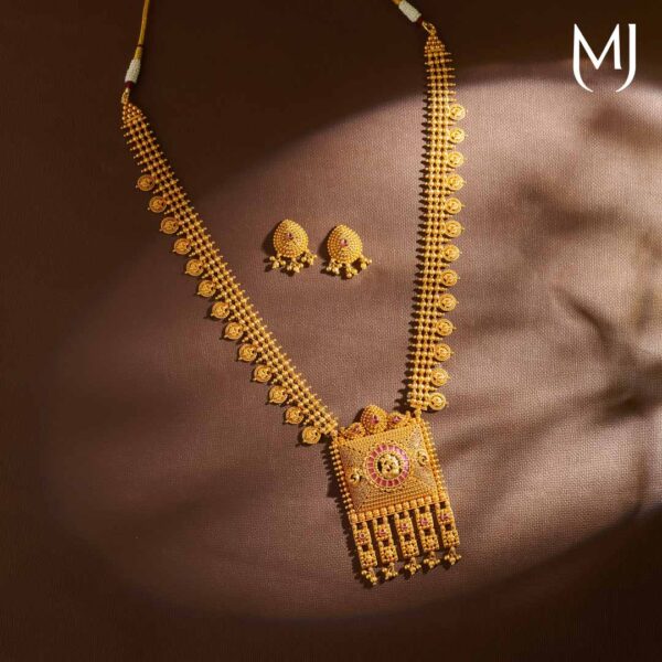 Gold necklace set