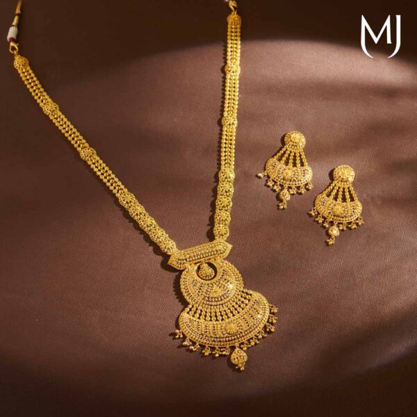 Gold necklace set