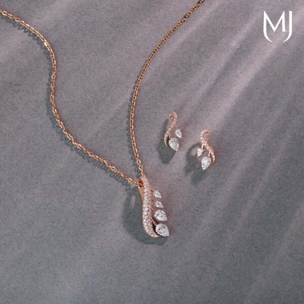 Light weight diamond pendant set