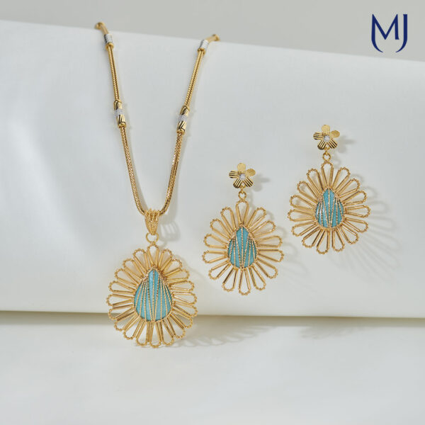Gold pendant set