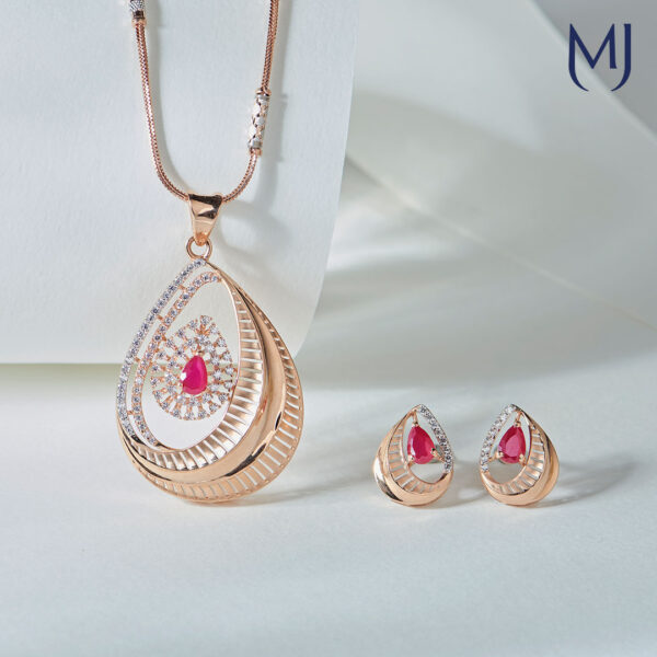 Light weight gold pendant set