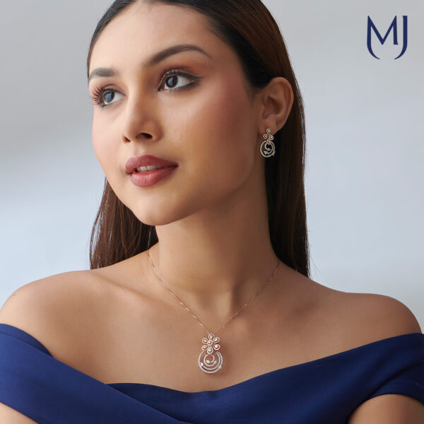 Diamond pendant set